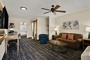 La Fuente Inn & Suites