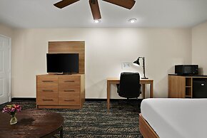 La Fuente Inn & Suites