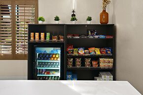 La Fuente Inn & Suites