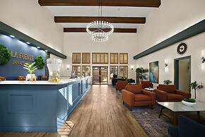 La Fuente Inn & Suites