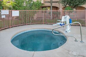 La Fuente Inn & Suites