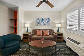 La Fuente Inn & Suites