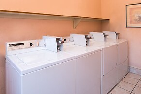 La Fuente Inn & Suites