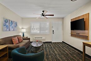 La Fuente Inn & Suites