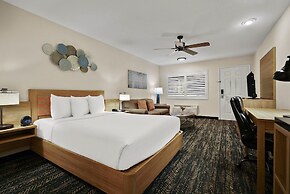 La Fuente Inn & Suites