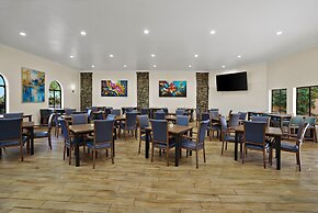 La Fuente Inn & Suites