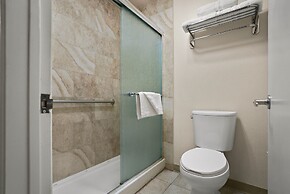 La Fuente Inn & Suites