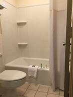 Deluxe Inn & Suites