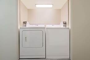 Super 8 by Wyndham Topeka/Wanamaker RD/I-70