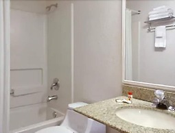 Super 8 by Wyndham Topeka/Wanamaker RD/I-70