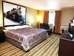 Super 8 by Wyndham Topeka/Wanamaker RD/I-70