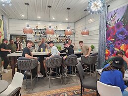 Vintage Block Inn & Suites