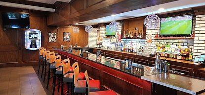 Days Inn & Suites by Wyndham Roseville/Detroit Area