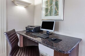 Days Inn & Suites by Wyndham Roseville/Detroit Area