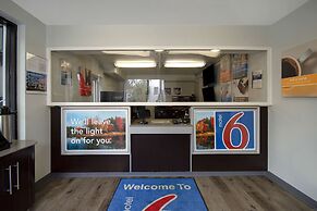 Motel 6 Merrillville, IN