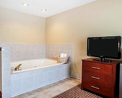 Quality Inn & Suites Davenport near I-80