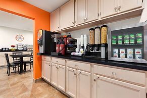 Howard Johnson by Wyndham Waterloo/Cedar Falls