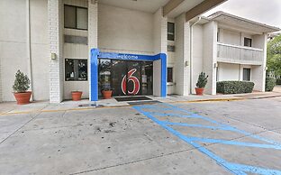 Motel 6 Addison, TX - Dallas