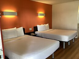 Motel 6 Oakland, CA - Embarcadero