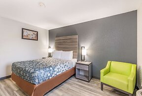 Econo Lodge Inn & Suites - Des Moines/Merle Hays Road