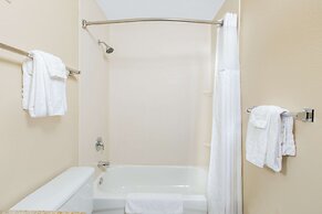 Super 8 by Wyndham Fairmont