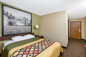 Super 8 by Wyndham Fairmont