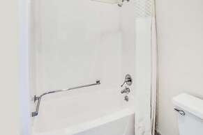 Rodeway Inn & Suites