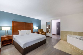 Travelodge by Wyndham Brooklyn Center