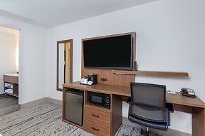 La Quinta Inn & Suites by Wyndham Nashville Airport