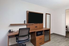 La Quinta Inn & Suites by Wyndham Nashville Airport