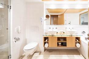 Commodore Airport Hotel