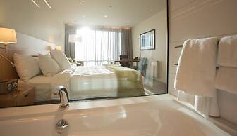 Commodore Airport Hotel