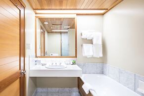 Commodore Airport Hotel