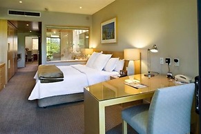 Commodore Airport Hotel