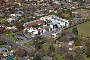 Commodore Airport Hotel