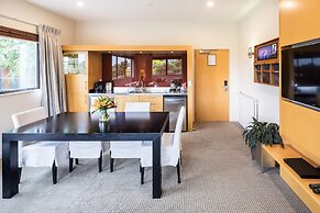 Commodore Airport Hotel