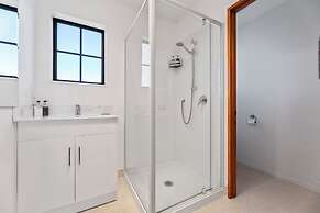 Knightsbridge Court Motor Lodge