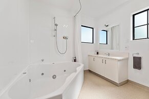 Knightsbridge Court Motor Lodge