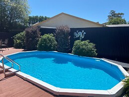 Knightsbridge Court Motor Lodge