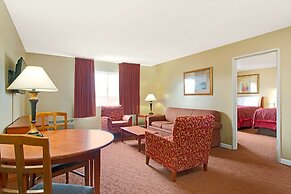 Days Inn and Suites by Wyndham St. Louis/Westport Plaza