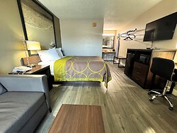 Super 8 by Wyndham Bay St. Louis