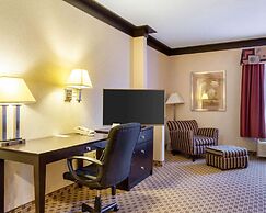 Quality Inn & Suites Oakwood Village - Cleveland South