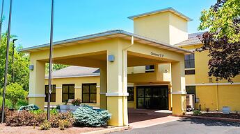 Quality Inn & Suites Oakwood Village - Cleveland South