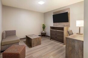 Days Inn & Suites by Wyndham Bowling Green