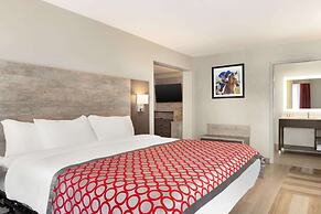 Days Inn & Suites by Wyndham Bowling Green