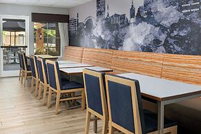 Hampton Inn & Suites Charlottesville-At the University