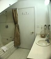 7 Gables Inn & Suites