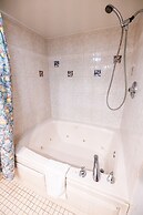 7 Gables Inn & Suites