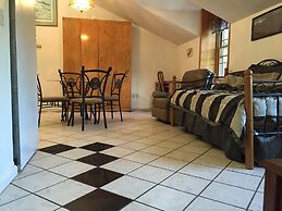 7 Gables Inn & Suites