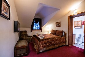 7 Gables Inn & Suites